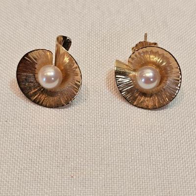 https://www.auctionninja.com/stress-free-estate-services-llc/sales/details/astounding-estate-auction-vintage-xmas-collectibles-jewelry-an...