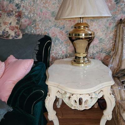 lamp and end table with matching coffee table