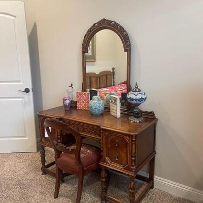 Desk / Vanity ANTIQUE with chair NICE ! 
Jacobean 