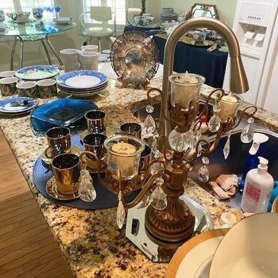 ASSORTED BLUE AND WHITE GLASS AND DISHWARE