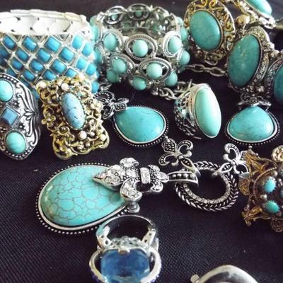 COSTUME FASHION JEWELRY TO BE SOLD IN UNOPENABLE CLEAR BAGS BASED ON JEWELRY COLOR. THERE ARE SOME GREAT RINGS IN EACH AND THE MORE RINGS...
