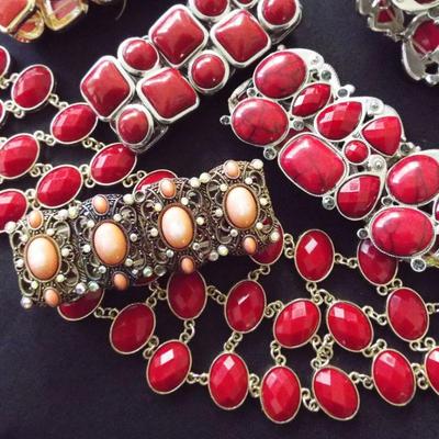 COSTUME FASHION JEWELRY TO BE SOLD IN UNOPENABLE CLEAR BAGS BASED ON JEWELRY COLOR. THERE ARE SOME GREAT RINGS IN EACH AND THE MORE RINGS...