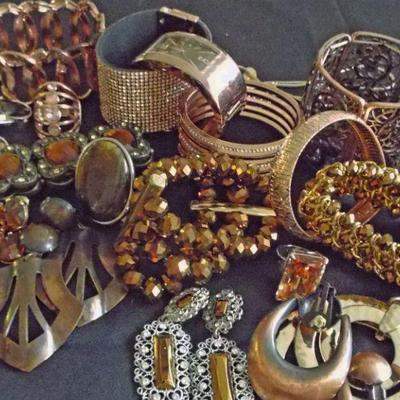 COSTUME FASHION JEWELRY TO BE SOLD IN UNOPENABLE CLEAR BAGS BASED ON JEWELRY COLOR. THERE ARE SOME GREAT RINGS IN EACH AND THE MORE RINGS...
