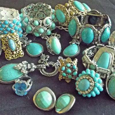 COSTUME FASHION JEWELRY TO BE SOLD IN UNOPENABLE CLEAR BAGS BASED ON JEWELRY COLOR. THERE ARE SOME GREAT RINGS IN EACH AND THE MORE RINGS...