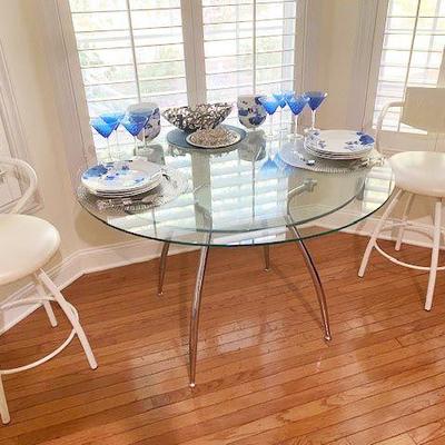 ASSORTED BLUE AND WHITE GLASS AND DISHWARE