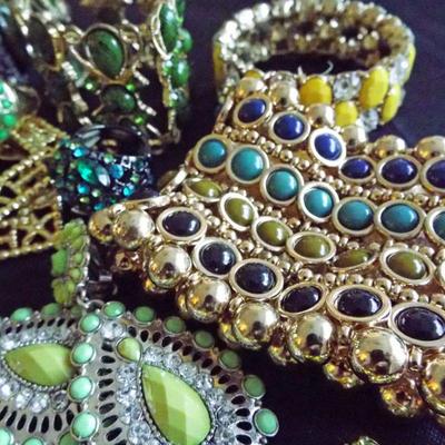 COSTUME FASHION JEWELRY TO BE SOLD IN UNOPENABLE CLEAR BAGS BASED ON JEWELRY COLOR. THERE ARE SOME GREAT RINGS IN EACH AND THE MORE RINGS...