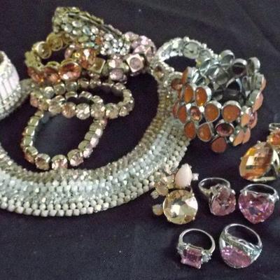 COSTUME FASHION JEWELRY TO BE SOLD IN UNOPENABLE CLEAR BAGS BASED ON JEWELRY COLOR. THERE ARE SOME GREAT RINGS IN EACH AND THE MORE RINGS...