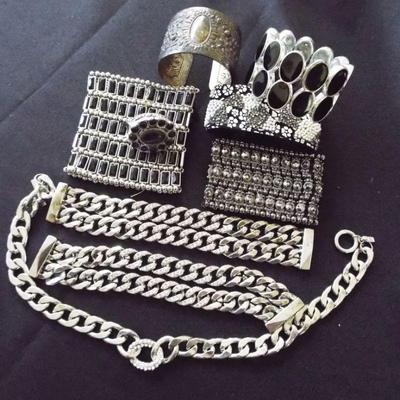 COSTUME FASHION JEWELRY TO BE SOLD IN UNOPENABLE CLEAR BAGS BASED ON JEWELRY COLOR. THERE ARE SOME GREAT RINGS IN EACH AND THE MORE RINGS...