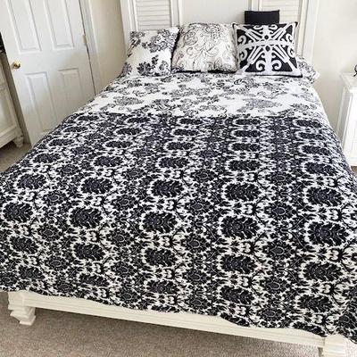 HOLLAND HOUSE WHITE QUEEN HEAD AND FOOT BOARD