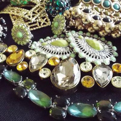 COSTUME FASHION JEWELRY TO BE SOLD IN UNOPENABLE CLEAR BAGS BASED ON JEWELRY COLOR. THERE ARE SOME GREAT RINGS IN EACH AND THE MORE RINGS...