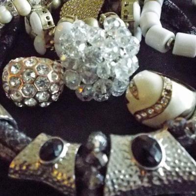 COSTUME FASHION JEWELRY TO BE SOLD IN UNOPENABLE CLEAR BAGS BASED ON JEWELRY COLOR. THERE ARE SOME GREAT RINGS IN EACH AND THE MORE RINGS...