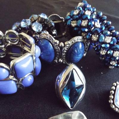 COSTUME FASHION JEWELRY TO BE SOLD IN UNOPENABLE CLEAR BAGS BASED ON JEWELRY COLOR. THERE ARE SOME GREAT RINGS IN EACH AND THE MORE RINGS...