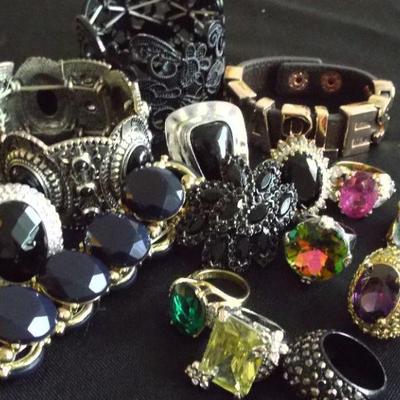 COSTUME FASHION JEWELRY TO BE SOLD IN UNOPENABLE CLEAR BAGS BASED ON JEWELRY COLOR. THERE ARE SOME GREAT RINGS IN EACH AND THE MORE RINGS...