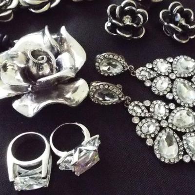 COSTUME FASHION JEWELRY TO BE SOLD IN UNOPENABLE CLEAR BAGS BASED ON JEWELRY COLOR. THERE ARE SOME GREAT RINGS IN EACH AND THE MORE RINGS...