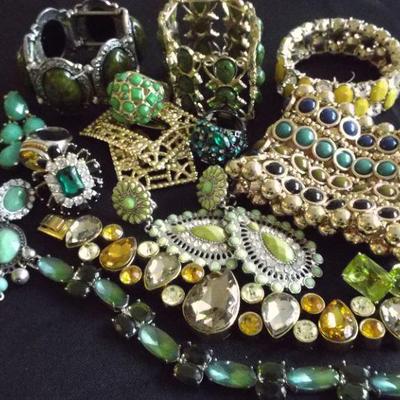 COSTUME FASHION JEWELRY TO BE SOLD IN UNOPENABLE CLEAR BAGS BASED ON JEWELRY COLOR. THERE ARE SOME GREAT RINGS IN EACH AND THE MORE RINGS...