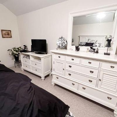 HOLLAND HOUSE WHITE DRAWER DRESSER AND MIRROR
