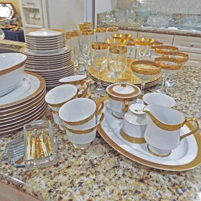 SANGO "GEORGETOWN" WHITE AND GOLD RIM SERVICE FOR 8 (MINUS ON SAUCER) DINNERWARE
