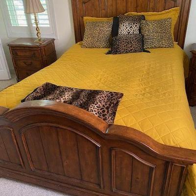 GUEST BEDROOM WINWOOD QUEEN BED HEAD AND FOOT BOARD