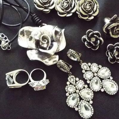 COSTUME FASHION JEWELRY TO BE SOLD IN UNOPENABLE CLEAR BAGS BASED ON JEWELRY COLOR. THERE ARE SOME GREAT RINGS IN EACH AND THE MORE RINGS...