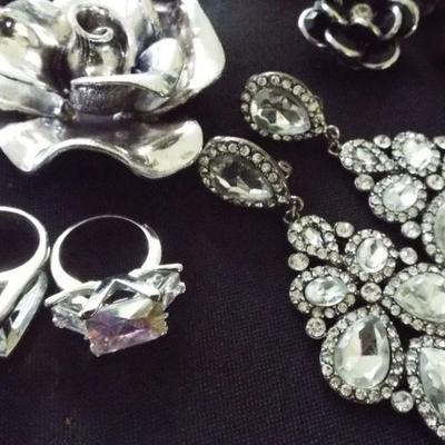 COSTUME FASHION JEWELRY TO BE SOLD IN UNOPENABLE CLEAR BAGS BASED ON JEWELRY COLOR. THERE ARE SOME GREAT RINGS IN EACH AND THE MORE RINGS...