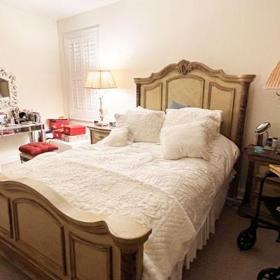 MASTER BEDROOM PARCHMENT COLOR WOOD COUNTRY FRENCH HEAD AND FOOT BOARD QUEEN BED