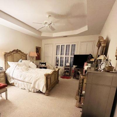 MASTER BEDROOM PARCHMENT COLOR WOOD COUNTRY FRENCH HEAD AND FOOT BOARD QUEEN BED