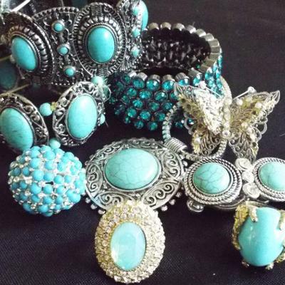 COSTUME FASHION JEWELRY TO BE SOLD IN UNOPENABLE CLEAR BAGS BASED ON JEWELRY COLOR. THERE ARE SOME GREAT RINGS IN EACH AND THE MORE RINGS...