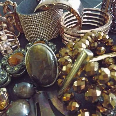 COSTUME FASHION JEWELRY TO BE SOLD IN UNOPENABLE CLEAR BAGS BASED ON JEWELRY COLOR. THERE ARE SOME GREAT RINGS IN EACH AND THE MORE RINGS...