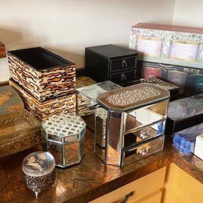 MIRRORED BOX COLLECTION