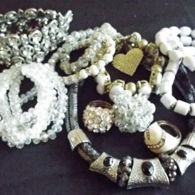 COSTUME FASHION JEWELRY TO BE SOLD IN UNOPENABLE CLEAR BAGS BASED ON JEWELRY COLOR. THERE ARE SOME GREAT RINGS IN EACH AND THE MORE RINGS...