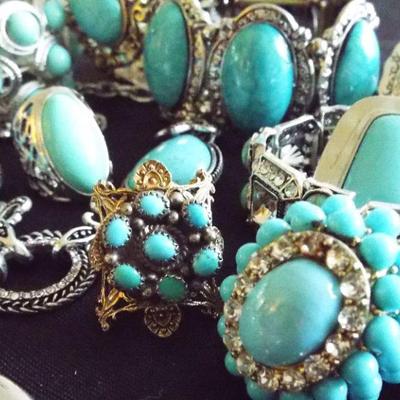 COSTUME FASHION JEWELRY TO BE SOLD IN UNOPENABLE CLEAR BAGS BASED ON JEWELRY COLOR. THERE ARE SOME GREAT RINGS IN EACH AND THE MORE RINGS...