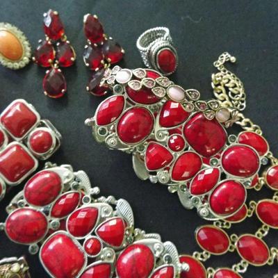 COSTUME FASHION JEWELRY TO BE SOLD IN UNOPENABLE CLEAR BAGS BASED ON JEWELRY COLOR. THERE ARE SOME GREAT RINGS IN EACH AND THE MORE RINGS...