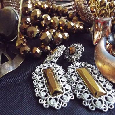 COSTUME FASHION JEWELRY TO BE SOLD IN UNOPENABLE CLEAR BAGS BASED ON JEWELRY COLOR. THERE ARE SOME GREAT RINGS IN EACH AND THE MORE RINGS...