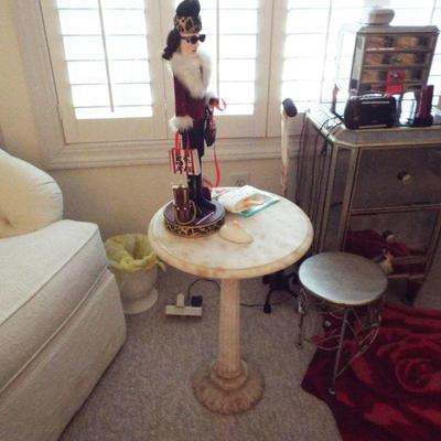 MASTER BEDROOM ALABASTER ROUND PEDESTAL
