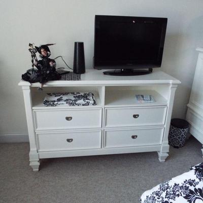 HOLLAND HOUSE WHITE AUDIO VIDEO STAND
