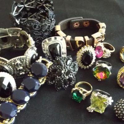 COSTUME FASHION JEWELRY TO BE SOLD IN UNOPENABLE CLEAR BAGS BASED ON JEWELRY COLOR. THERE ARE SOME GREAT RINGS IN EACH AND THE MORE RINGS...