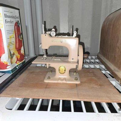 #3264 • Miniature Singer Sewing Machine
