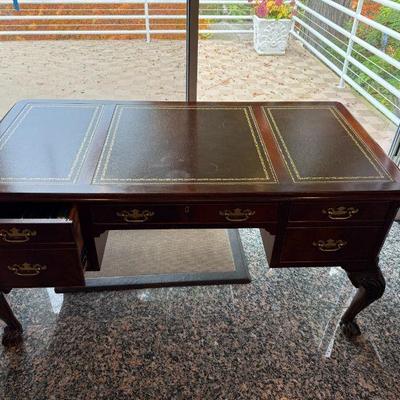 HEKMAN - Classic Chippendale Style Writing Desk with Inset Leather Top. L 57.5/8in | D 28.1/2in | H 30.1/4in