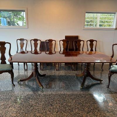 Henredon Dining Table comes with 2 Leaves, 8 Chairs (2 Arm Chairs and 6 Armless Chairs),  and Table top protective pads.