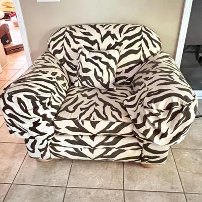 Sale Photo Thumbnail #83: Overstuffed side chair