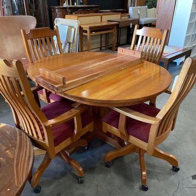#5234 • Round Leaf Table and (4) Chairs
