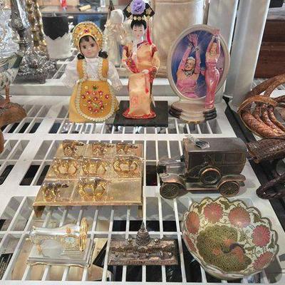 #2510 • Porcelain Dolls, Marilyn Monroe Figure & More
