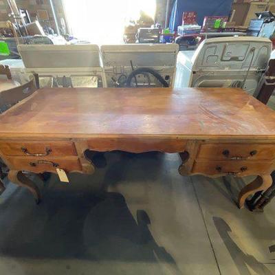 #4022 • Wooden Desk
