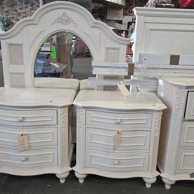 #5318 • White Bedroom Set
