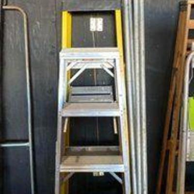 #3010 • 2 Ladders and 5 Metal Bars
