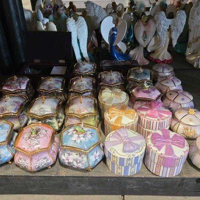 #2116 • Ardleigh Elliott Porcelain Music Box Collection
