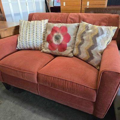 #5062 • Love Seat & Throw Pillows
