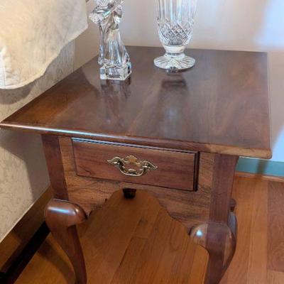 Statton Tru-type Americana Queen Anne side table in Cherry