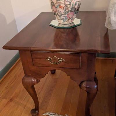 Statton Tru-type Americana Queen Anne side table in Cherry