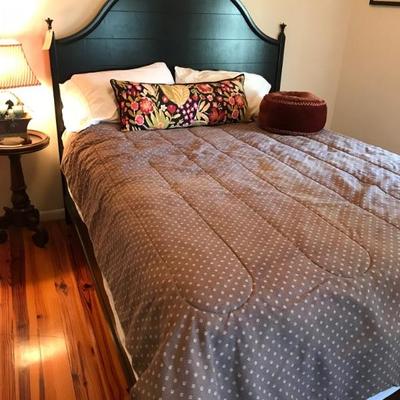 queen bed with a beauty rest boxspring and mattress $299